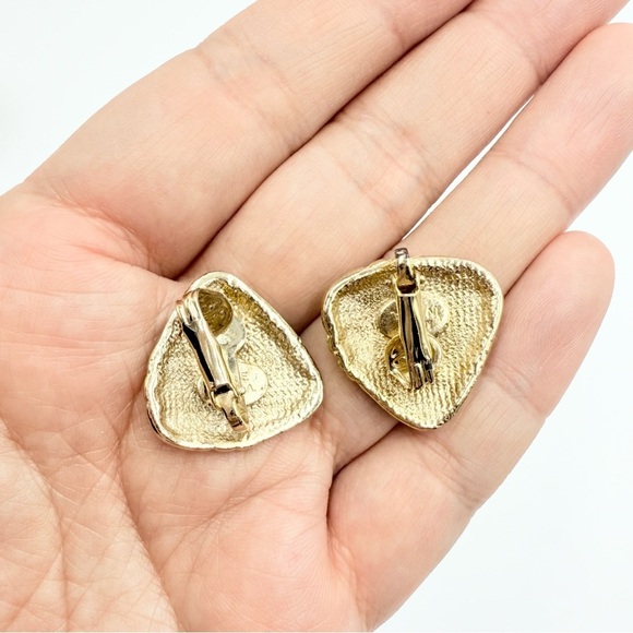 Vintage Gold Tone Floral Enamel
Clip On Triangle Earrings Made in USA - Picture 3 of 7